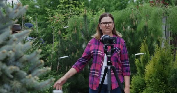 Femme jardinier parler à la caméra — Video