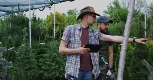 Giardinieri maschi che utilizzano tablet — Video Stock