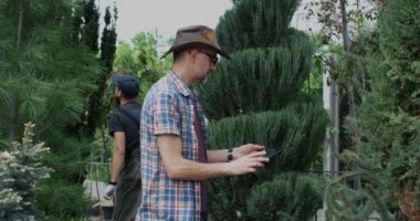 Bahçıvan kreş bahçesinde tablet kullanarak