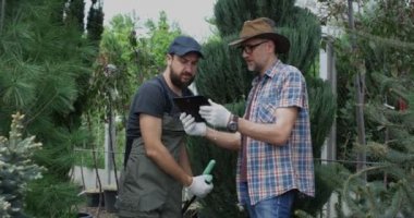 Tablet ve makas kullanan bahçıvanlar