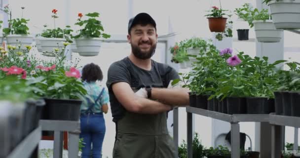 Male gardener smiling into camera — Stock Video