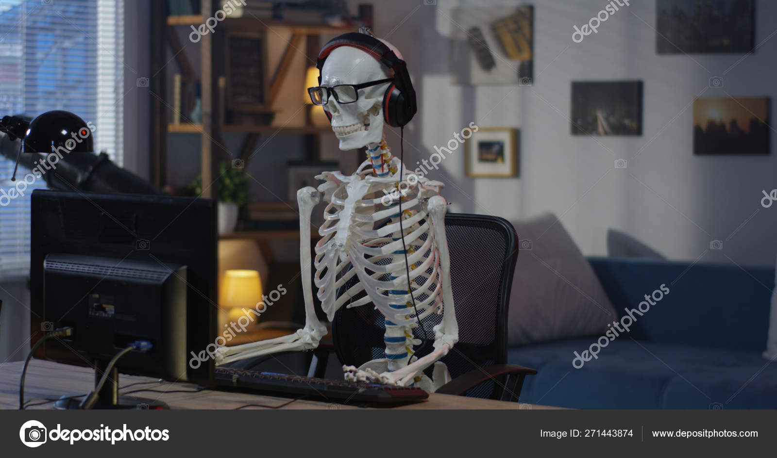 컴퓨터에 헤드폰이 있는 골격 — 스톡 사진 © EvgeniyShkolenko #271443874, image size:1600x944