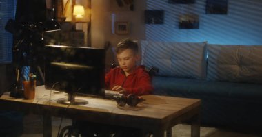 Bilgisayar kullanan engelli çocuk