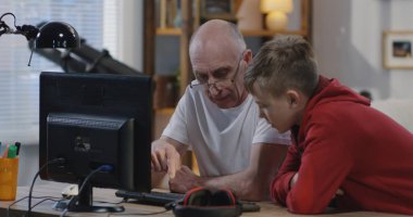 Büyükbaba çocuktan yardım istiyor