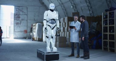 Mühendisler bir depoda robot test