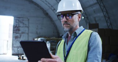 Depodaki robotu denetleyen mühendis