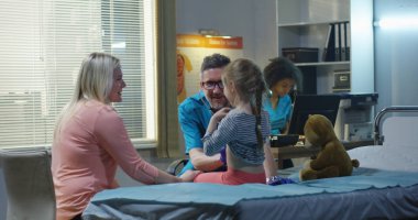 Stetoskop ile oyuncak ayı muayene Dostu doktor