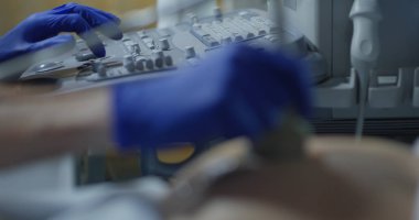 Doktor ultrason ile hamile bir kadın muayene