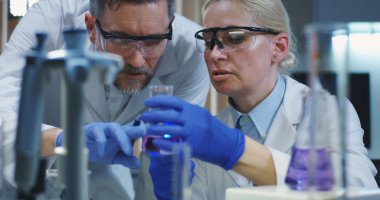 Çeşitli sıvıları inceleyen bilim adamları