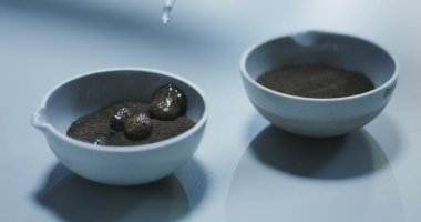Sıvı ve gri toz köpürme karışımı