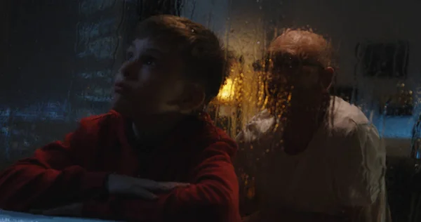 Jongen kijken Storm met grootvader — Stockfoto