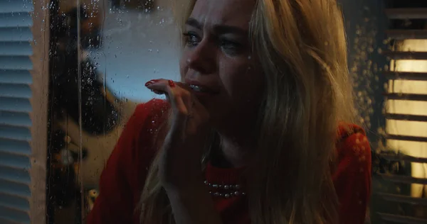 Jonge vrouw huilen tijdens het kijken naar storm — Stockfoto