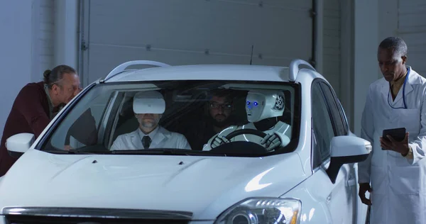 Bir araba sürüş robotu test bilim adamları — Stok fotoğraf
