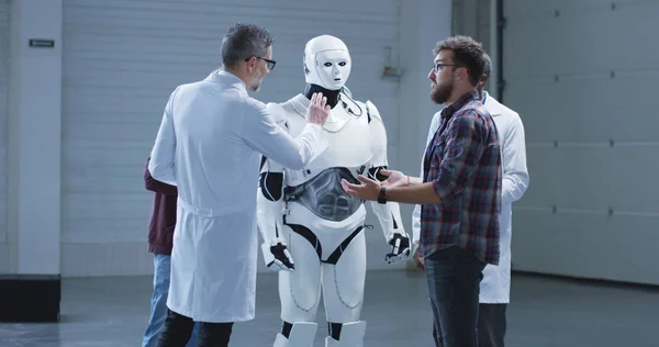 Vědci na testování humanoidních robotů — Stock fotografie
