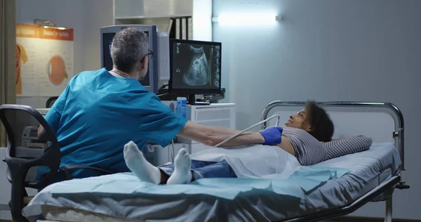 Lekarz bada kobietę z ultradźwiękami — Zdjęcie stockowe