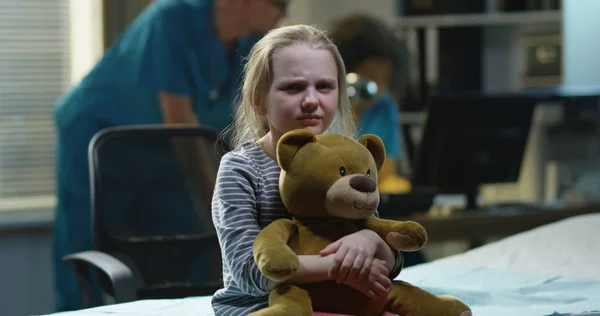 Κορίτσι που κάθεται στο νοσοκομείο με αρκουδάκι — Φωτογραφία Αρχείου