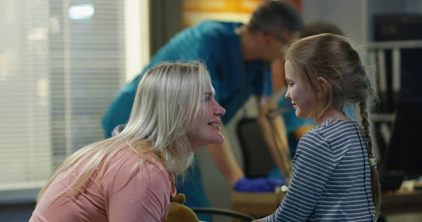Mamma uppmuntrar dotter på ett sjukhus — Stockfoto