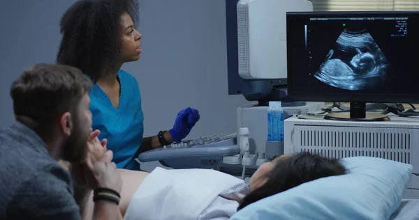 Lekarz bada kobietę w ciąży z ultradźwiękami — Zdjęcie stockowe