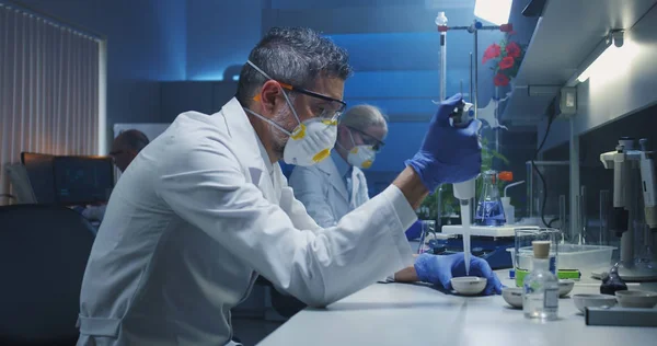 Cientistas que trabalham em laboratório — Fotografia de Stock