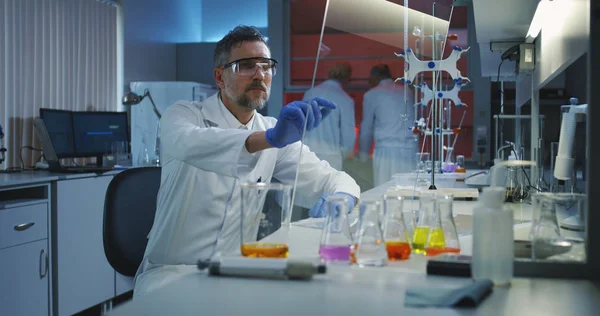 Cientista usando uma tela plana transparente — Fotografia de Stock