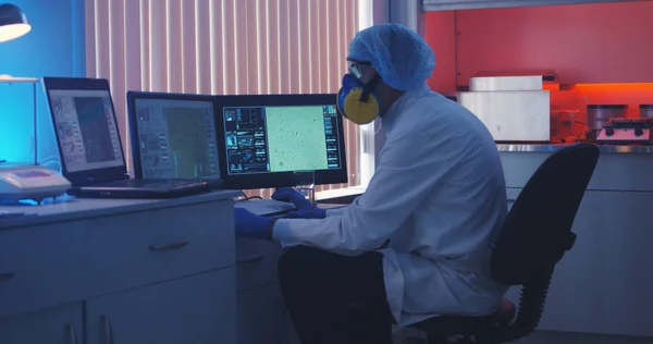 Scientist working at computer in laboratory — Stock Photo, Image