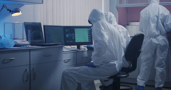 Scientists watching monitor in laboratory — Stock Photo, Image