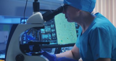 Biyoloğun mikroskopla numune analizi