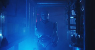 Bir duman dolu laboratuvarda çalışan insansı robot