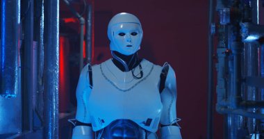 Loş laboratuvarda etrafa bakan robot