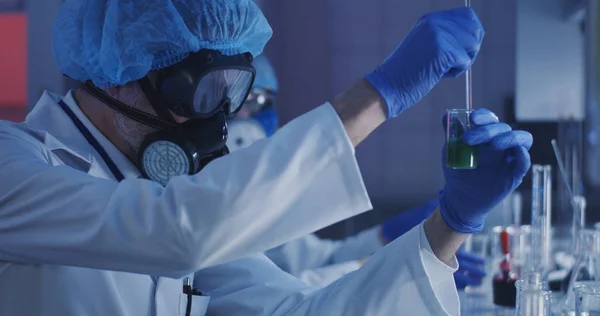 Cientista que trabalha em laboratório — Fotografia de Stock