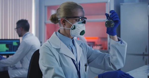 Scienziati che lavorano in laboratorio — Foto Stock