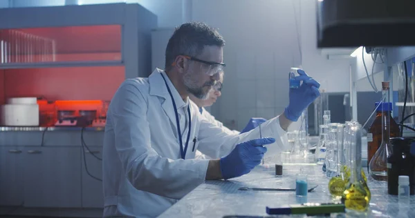 Wetenschapper werken bij laboratorium — Stockfoto