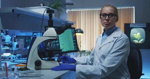 Bioloog die naar de camera kijkt — Stockfoto