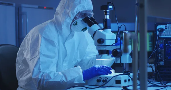 Επιστήμονας που εξετάζει το δείγμα με μικροσκόπιο — Φωτογραφία Αρχείου