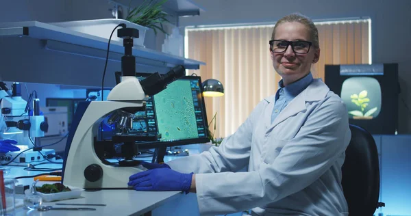 Bioloog die naar de camera kijkt — Stockfoto