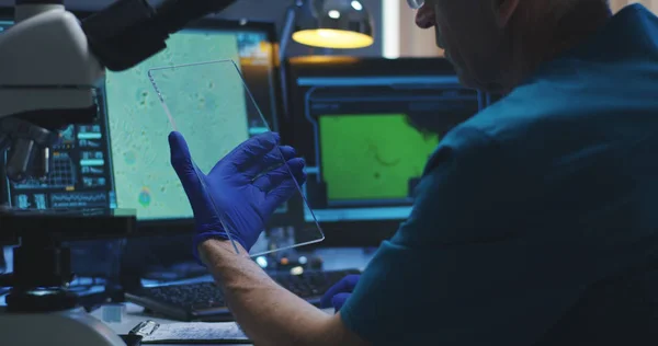 Cientista usando tela de exibição transparente — Fotografia de Stock