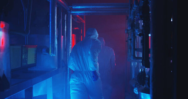 Ученые, спасающиеся от несчастного случая на производстве
