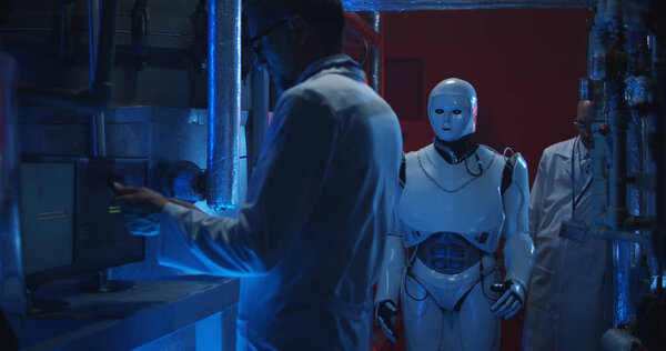 Учёные тестируют гуманоидного робота
