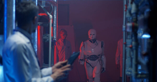 Ученые проверяют оборудование и планшеты
