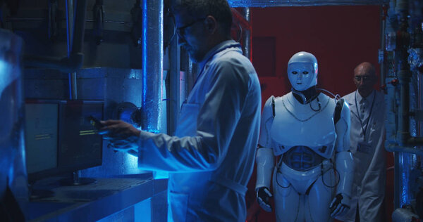 Учёные тестируют гуманоидного робота
