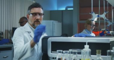 Bilim adamı bir test makinesine şişeler yükleme