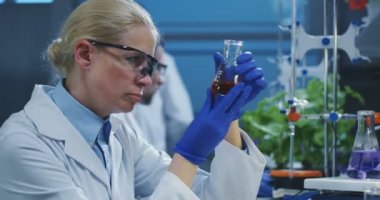 Sıvıyı inceleyen bilim adamları