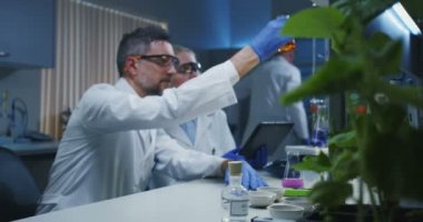 Çeşitli sıvıları inceleyen bilim adamları