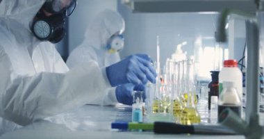 Laboratuvarda çalışan bilim adamları