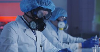 Laboratuvarda çalışan bilim adamı.