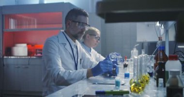 laboratuarda çalışan bilim adamı