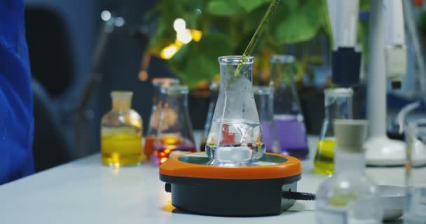 Chemische Reaktion im Labor-Reagenzglas — Stockvideo