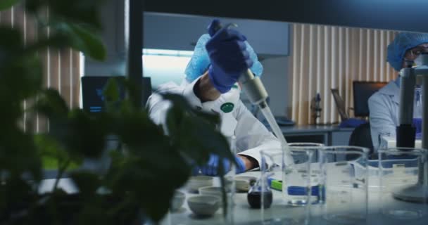 Wetenschappers werken in een laboratorium — Stockvideo