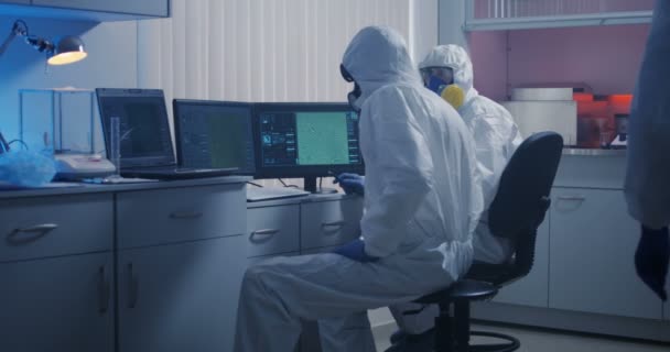 Wetenschappers kijken monitor in het laboratorium — Stockvideo