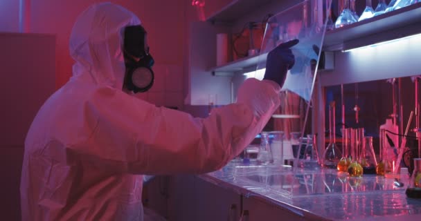 Científico usando pantalla transparente en laboratorio — Vídeo de stock